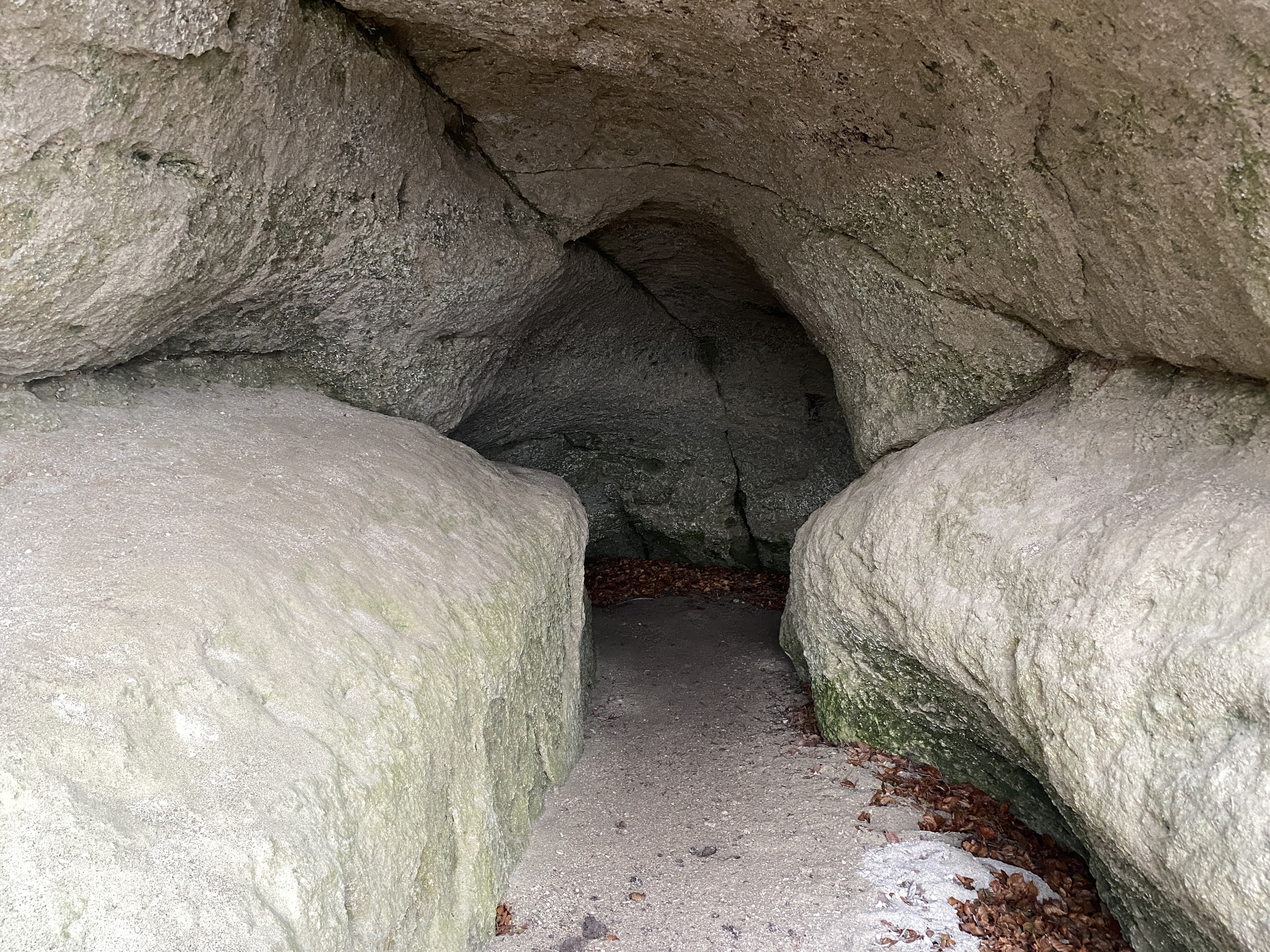 Stenhällen med böljeslagsmärken.