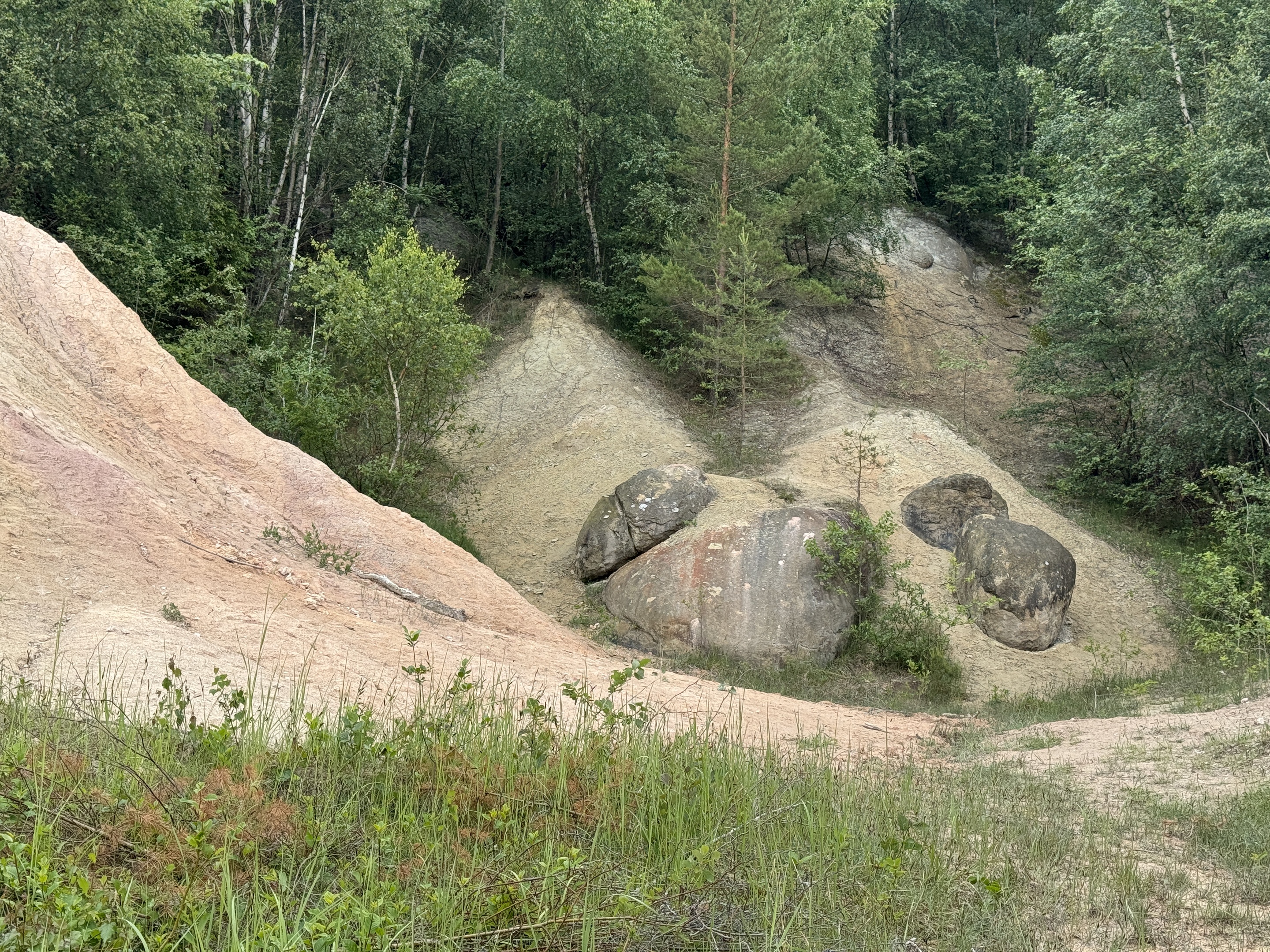 Stenhällen med böljeslagsmärken.