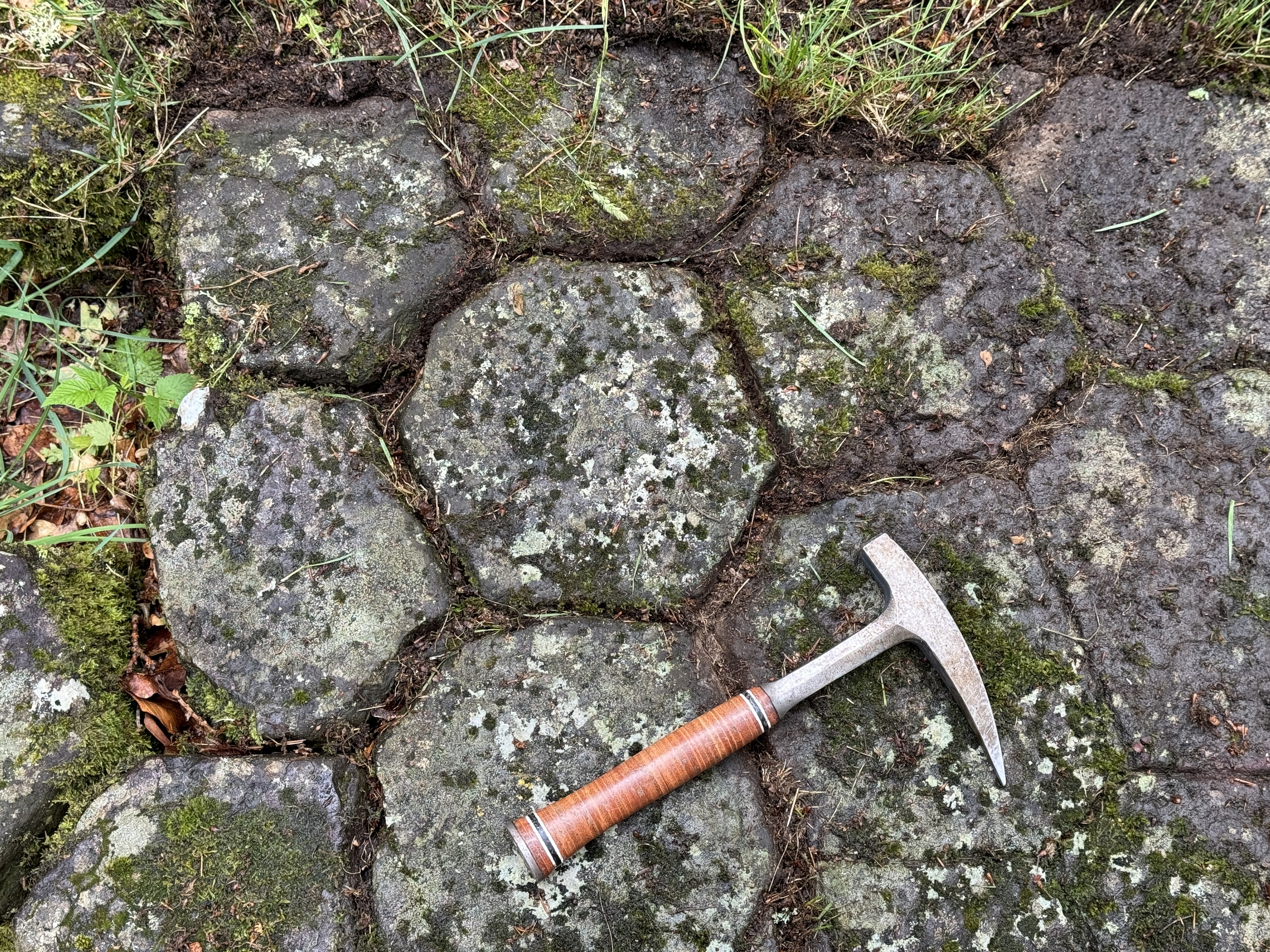 Stenhällen med böljeslagsmärken.