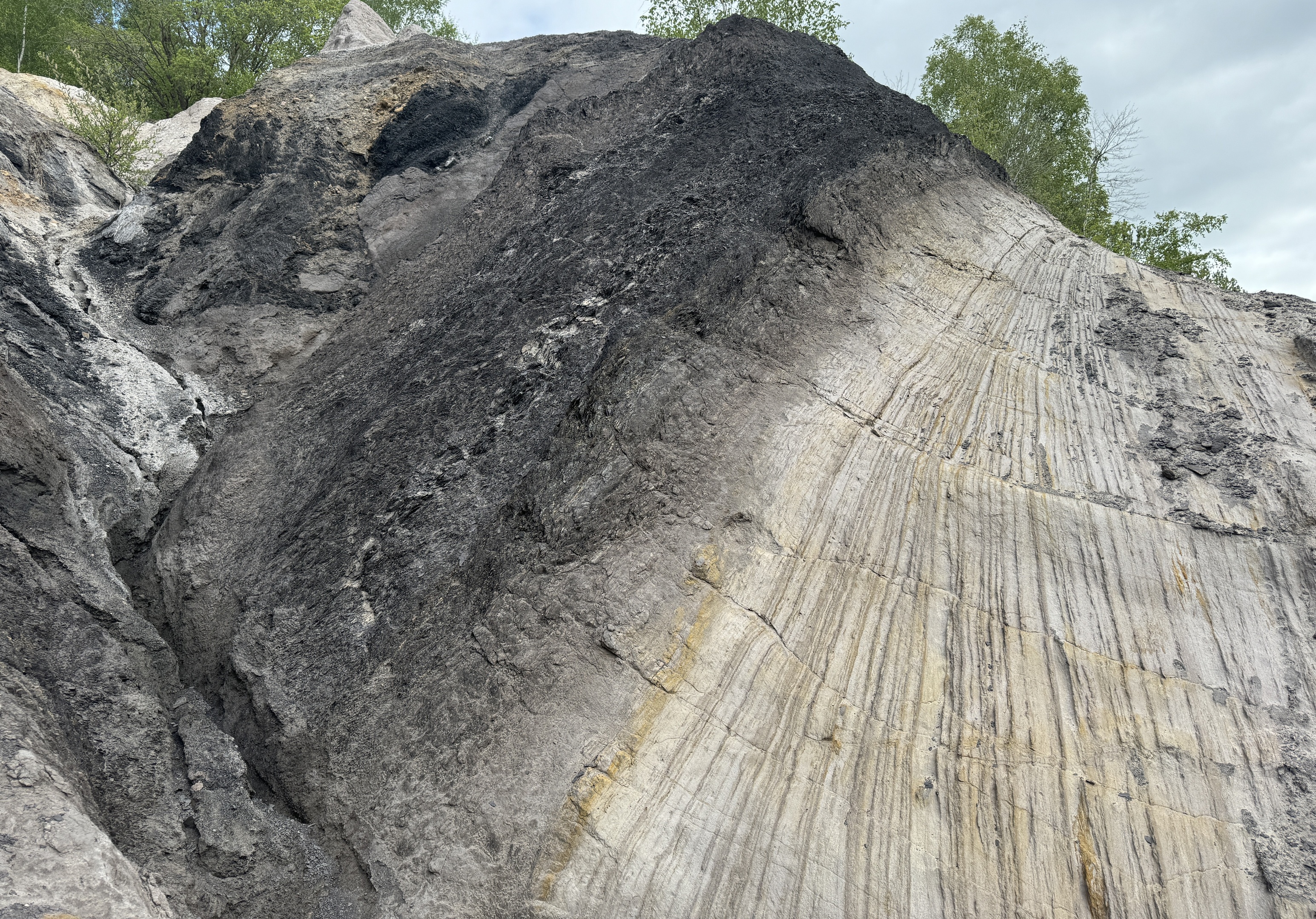 Stenhällen med böljeslagsmärken.