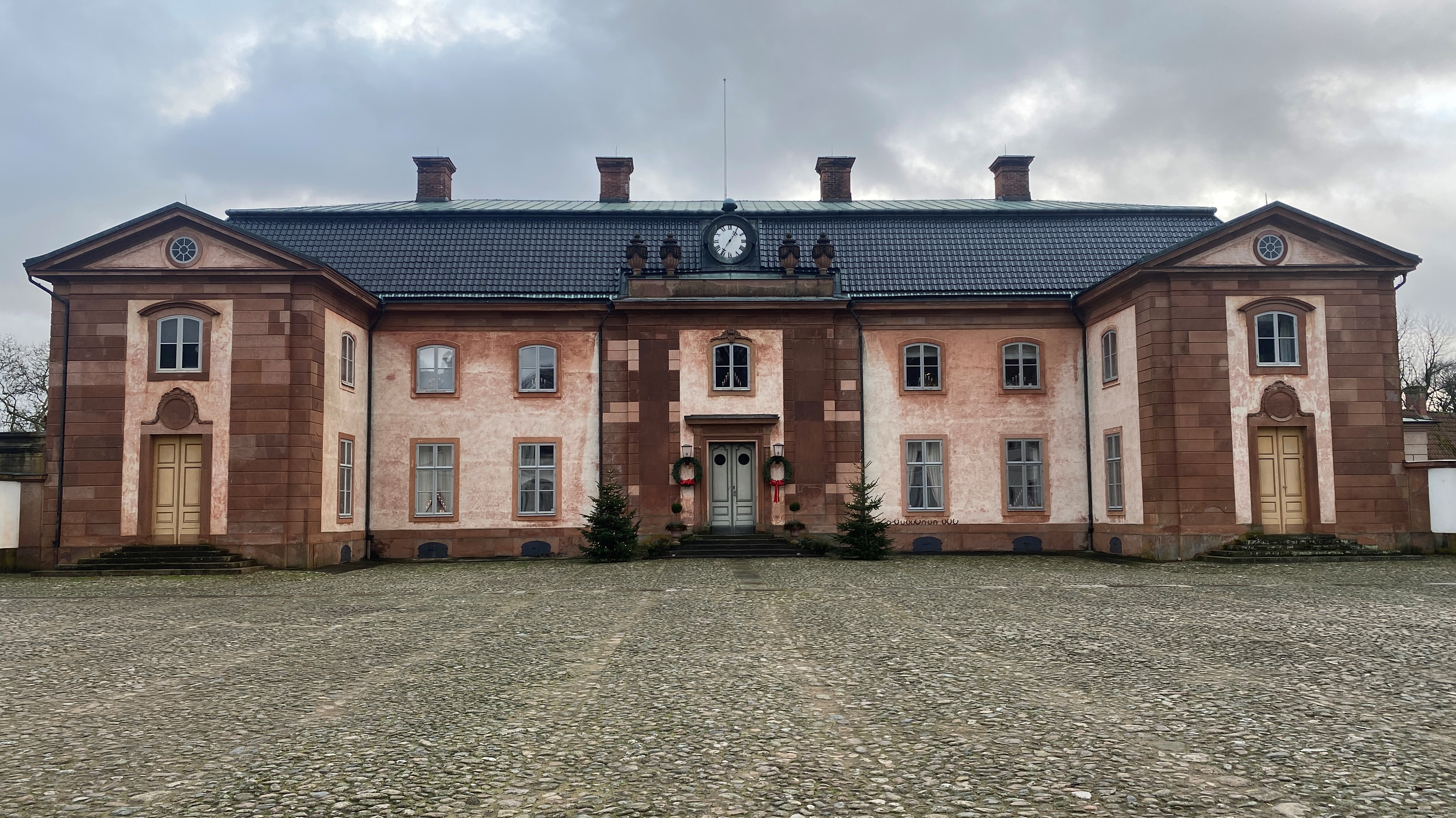 Stenhällen med böljeslagsmärken.