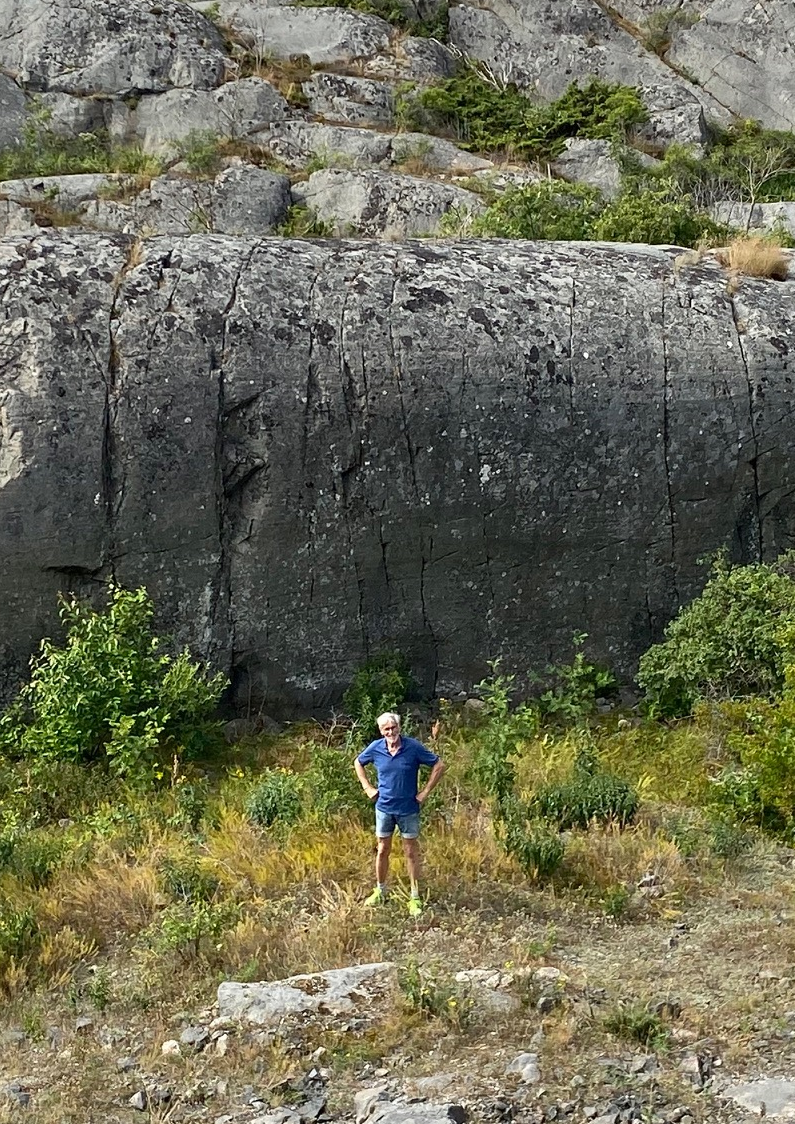 Stenhällen med böljeslagsmärken.