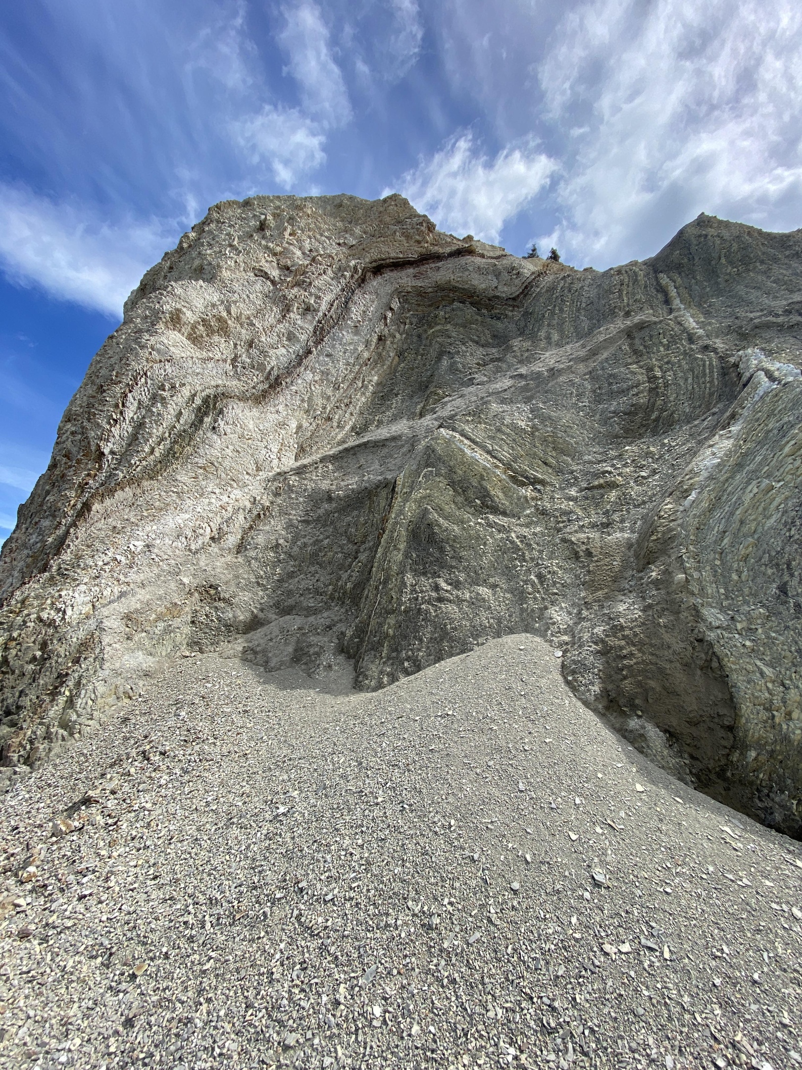Stenhällen med böljeslagsmärken.
