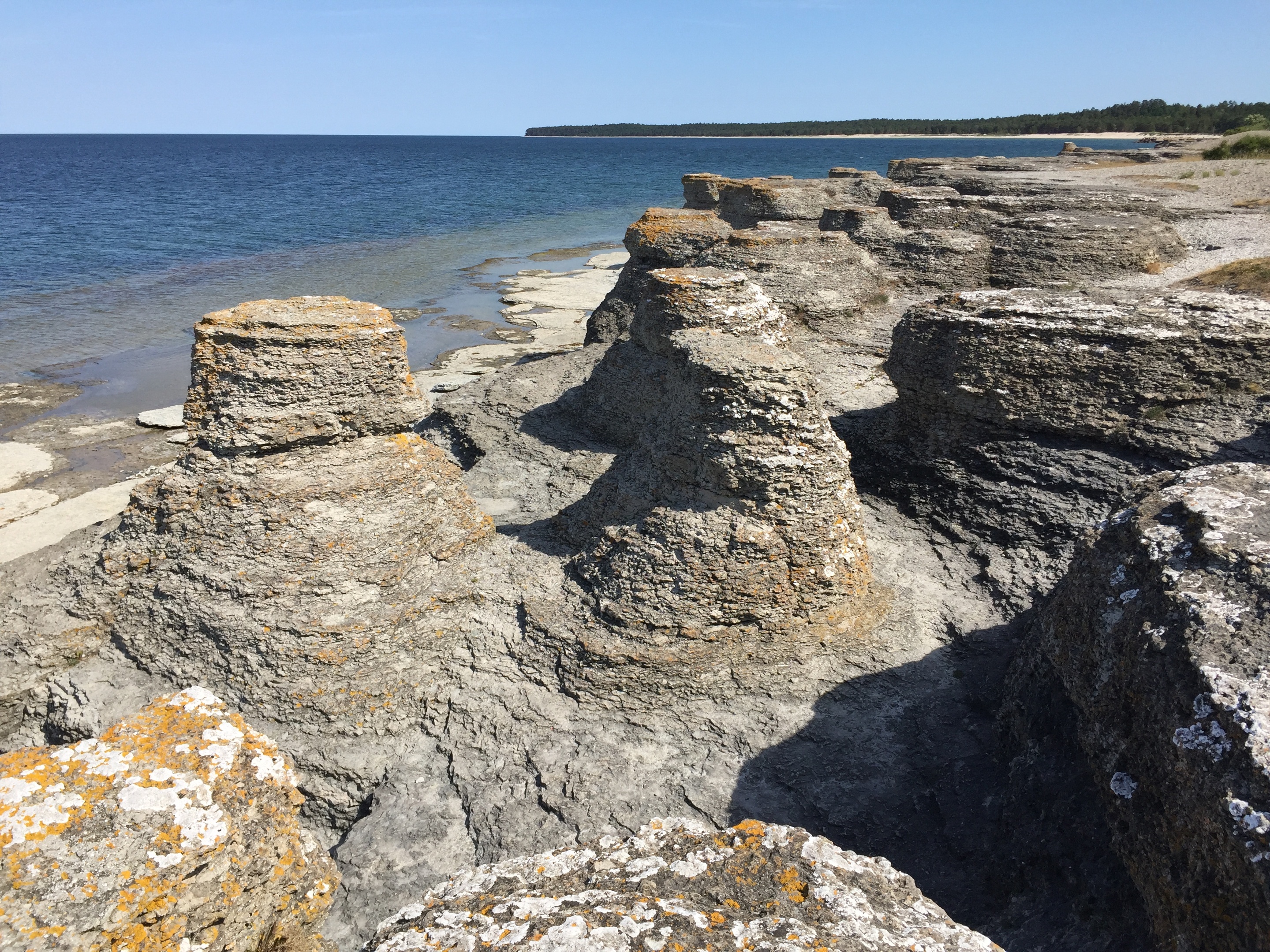 Stenhällen med böljeslagsmärken.