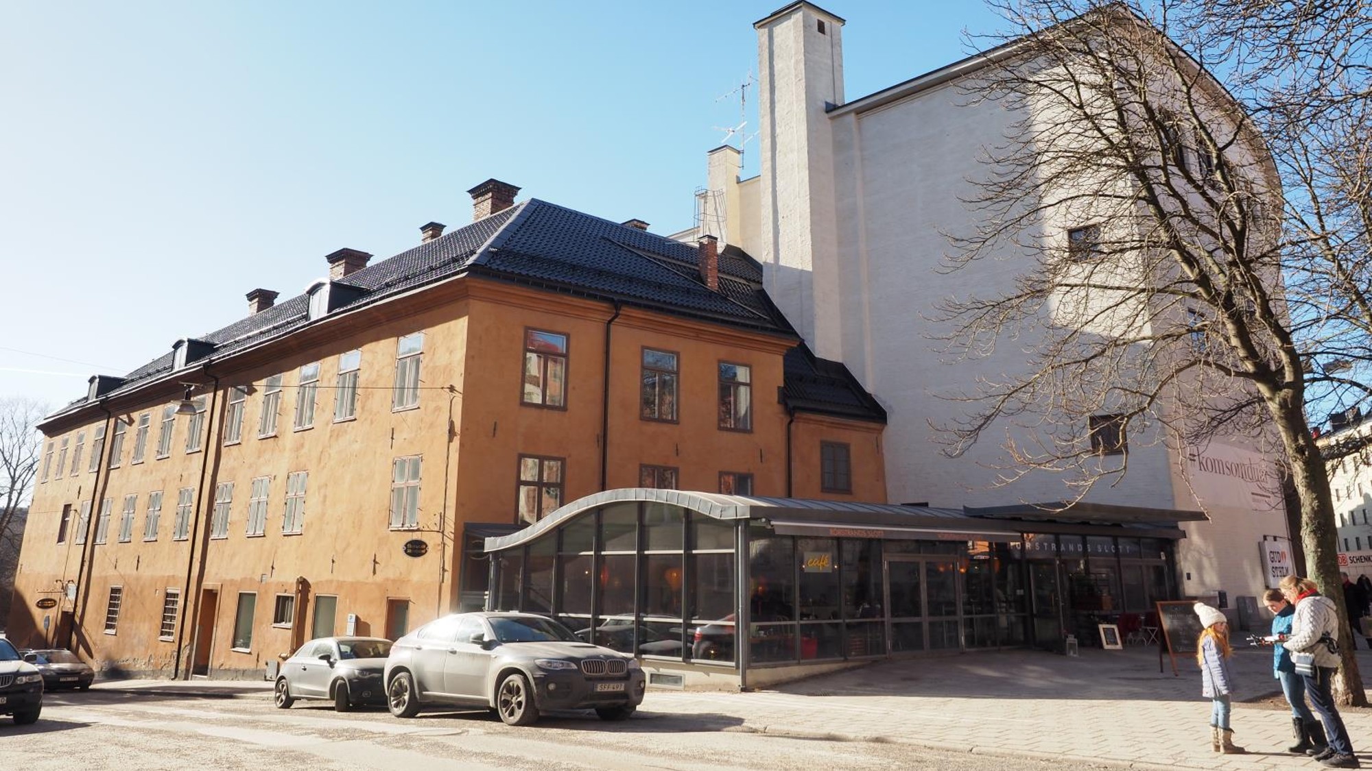 Stenhällen med böljeslagsmärken.