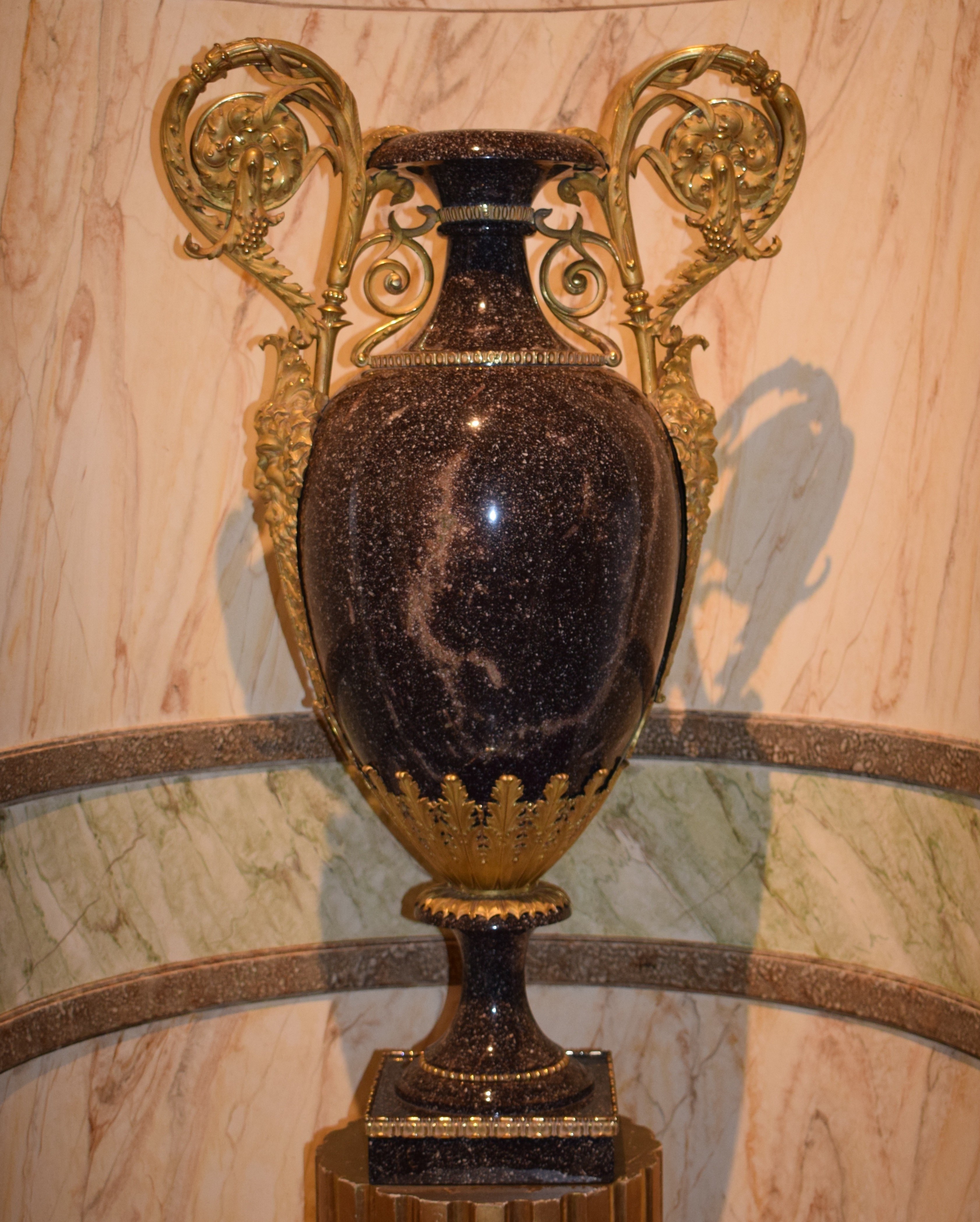 Stenhällen med vulkanaska