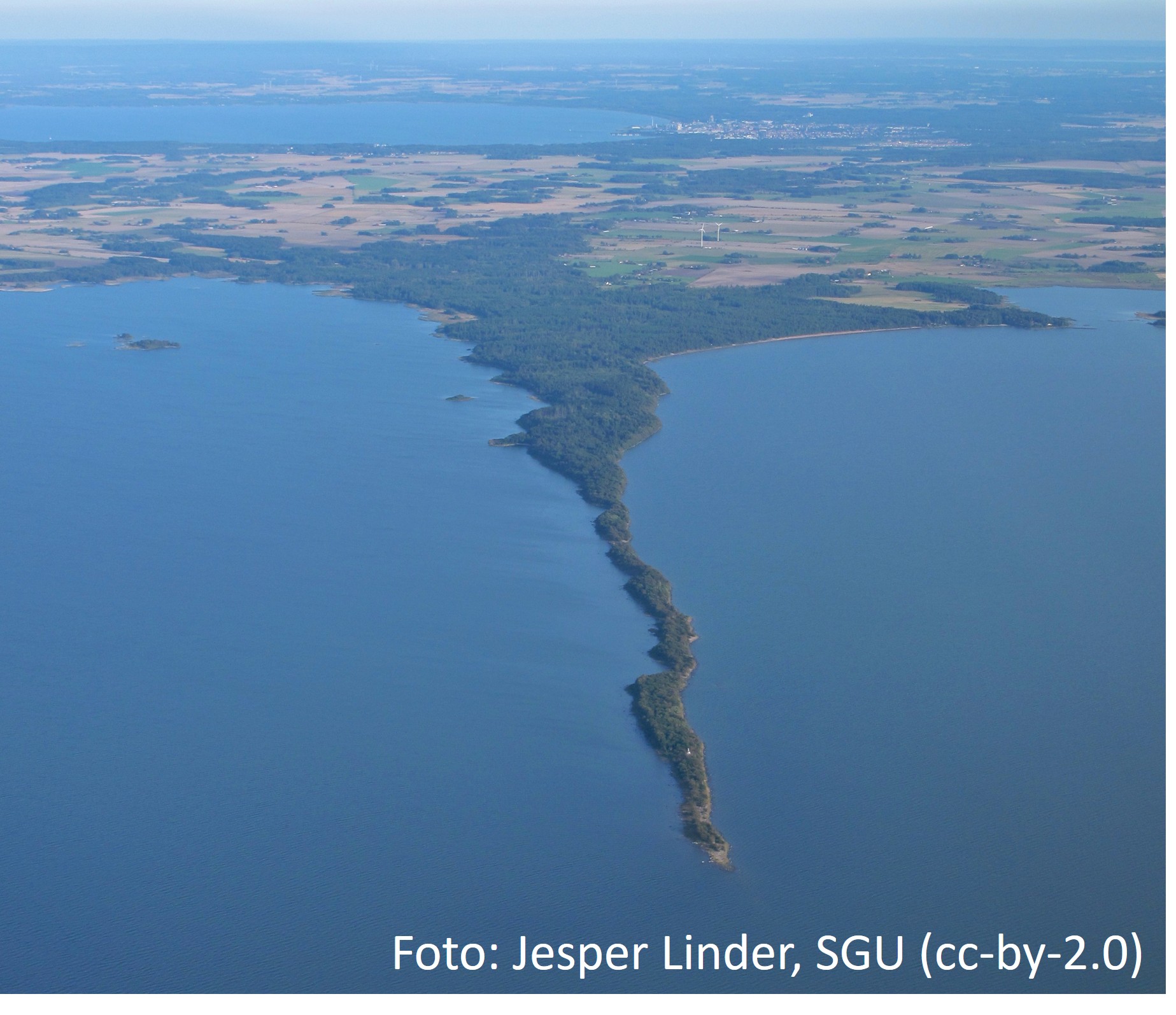 Stenhällen med böljeslagsmärken.