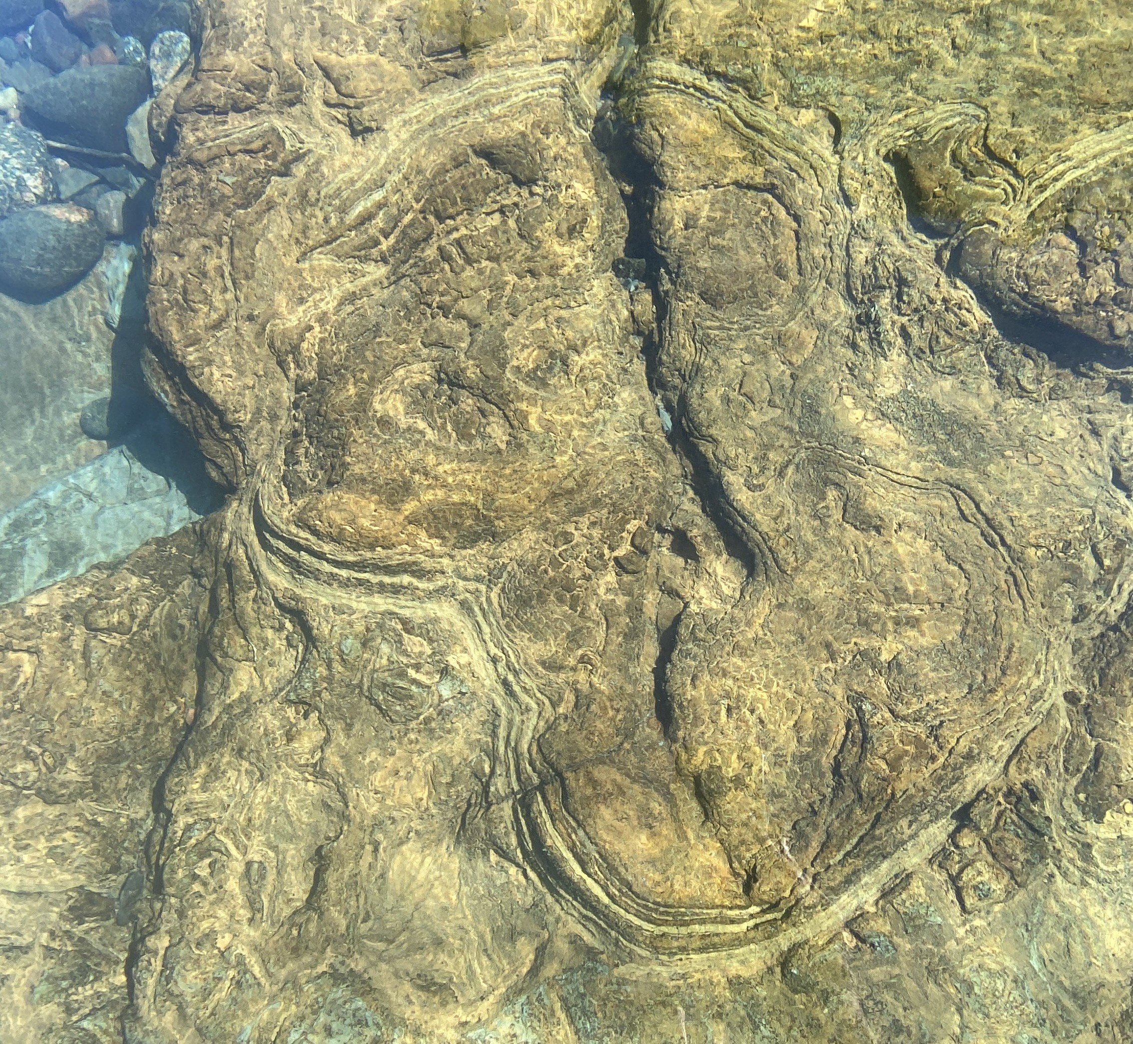 Stenhällen med böljeslagsmärken.