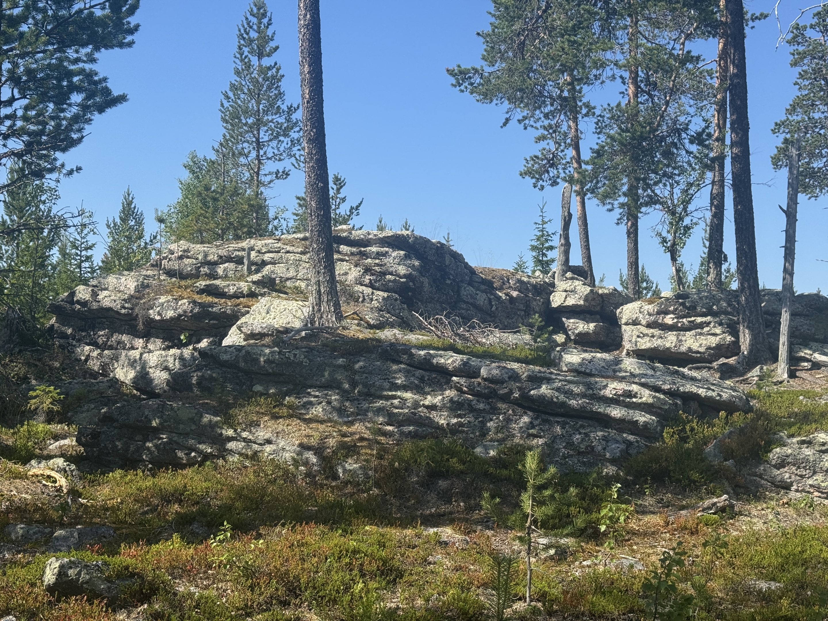 Stenhällen med böljeslagsmärken.