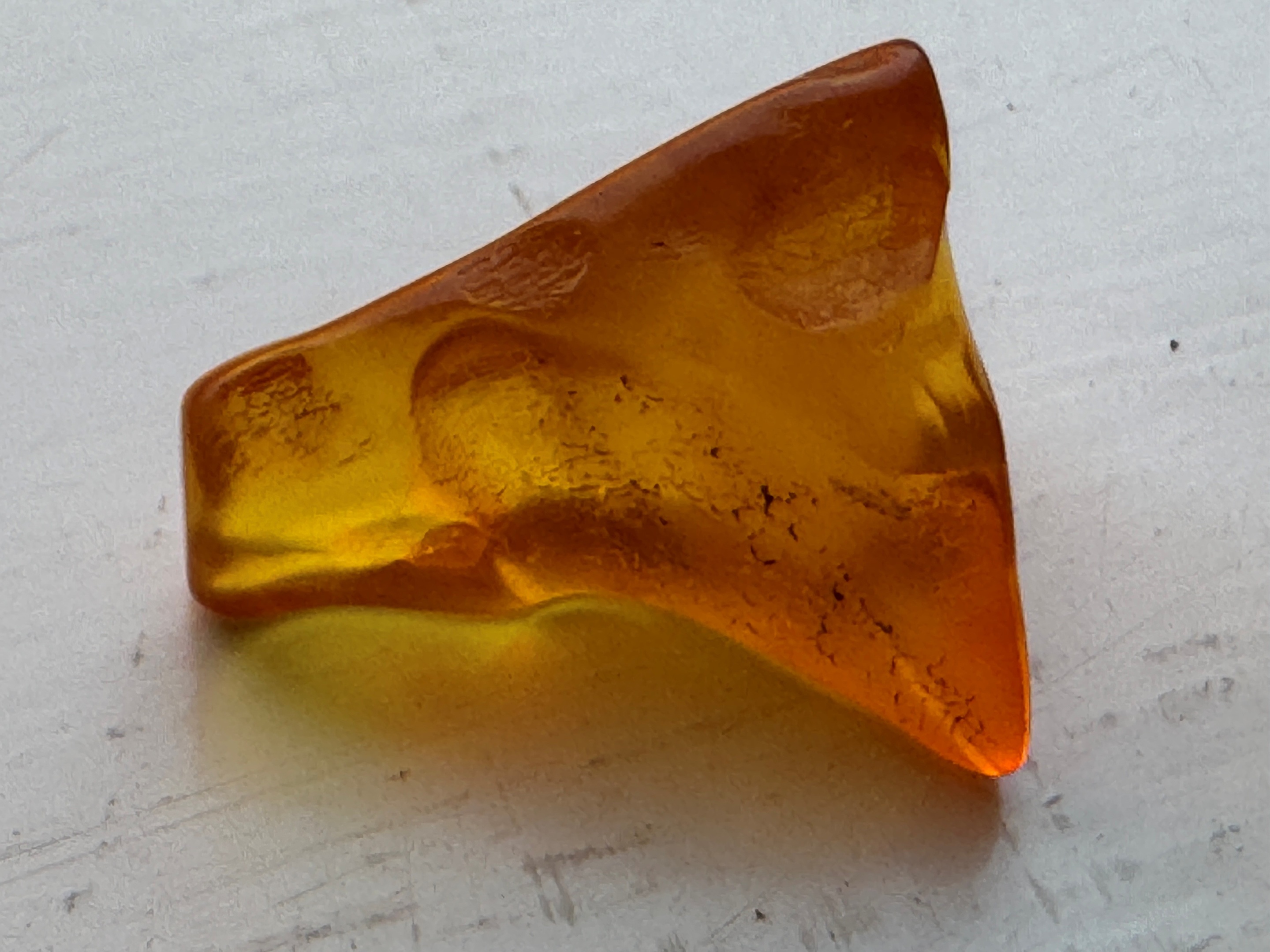 Stenhällen med böljeslagsmärken.