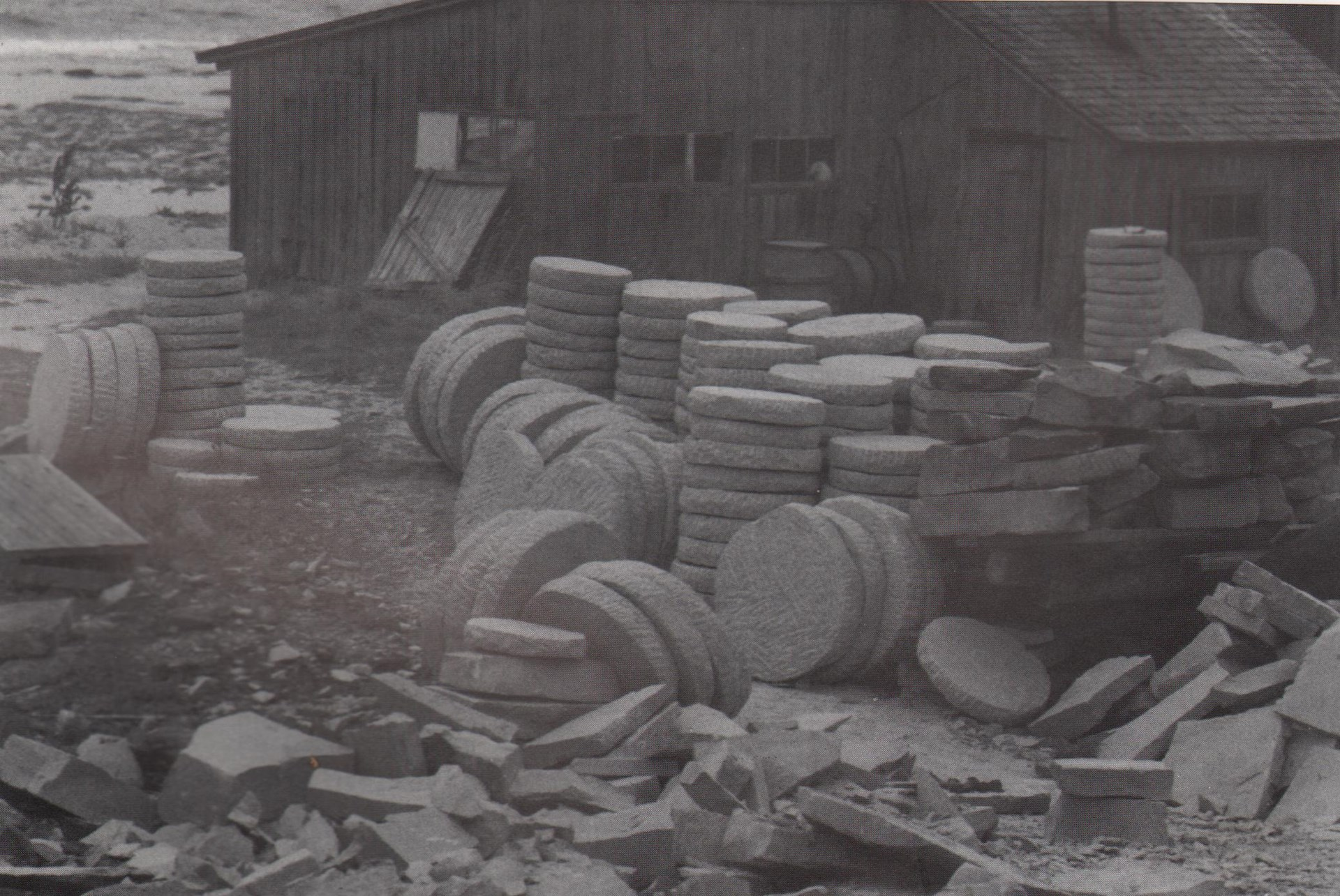 Stenhällen med böljeslagsmärken.