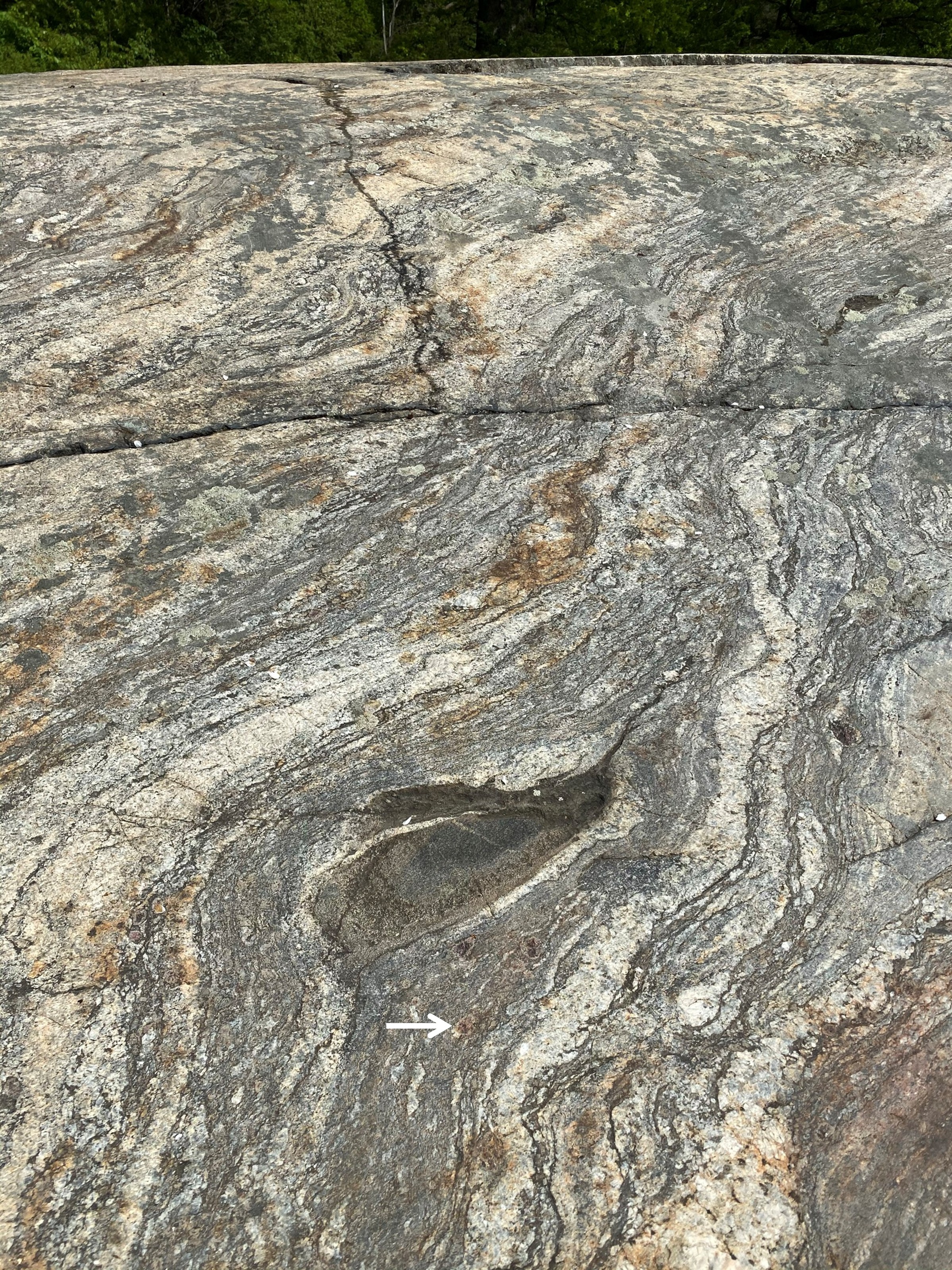 Stenhällen med böljeslagsmärken.