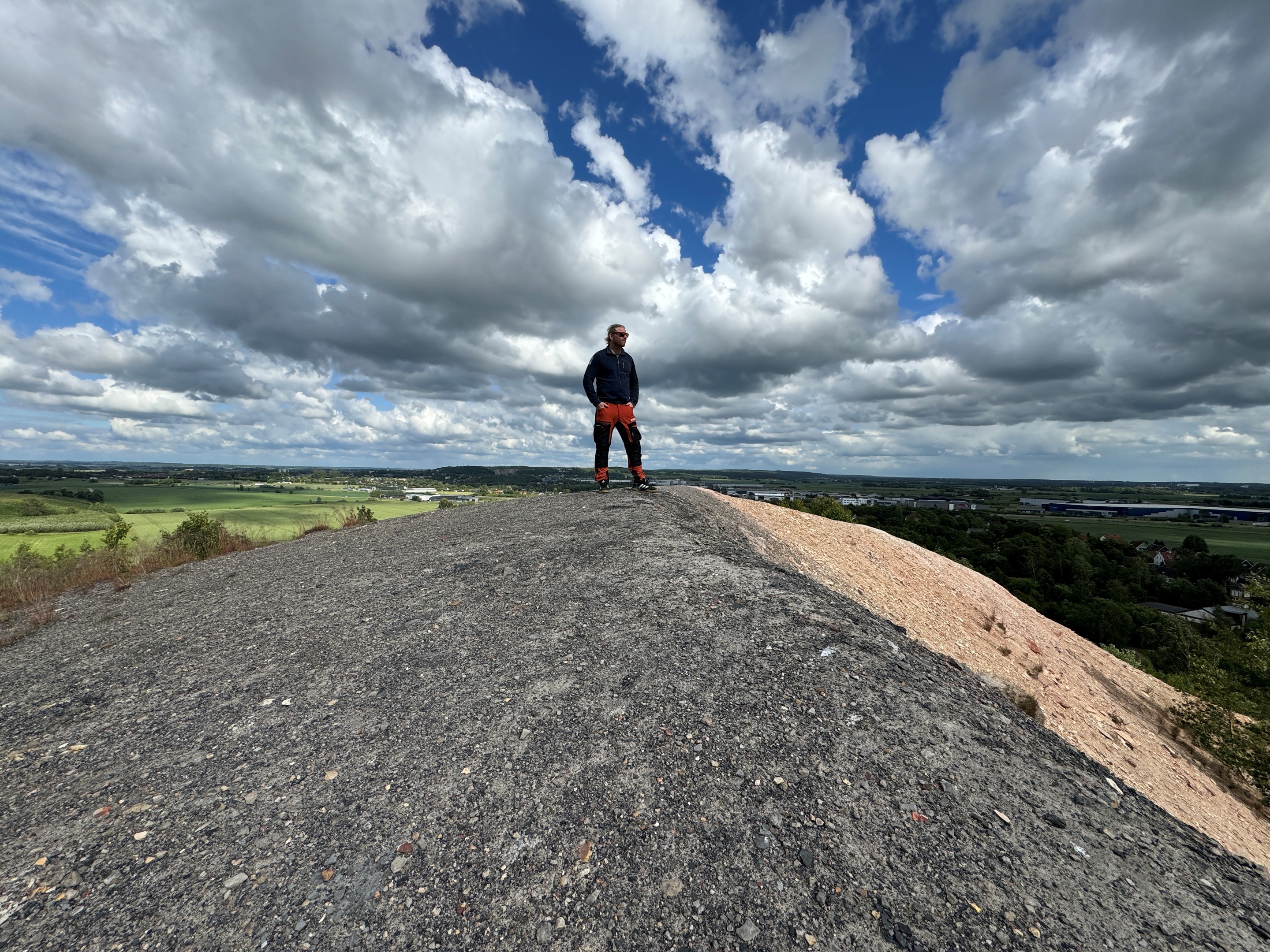 Stenhällen med böljeslagsmärken.