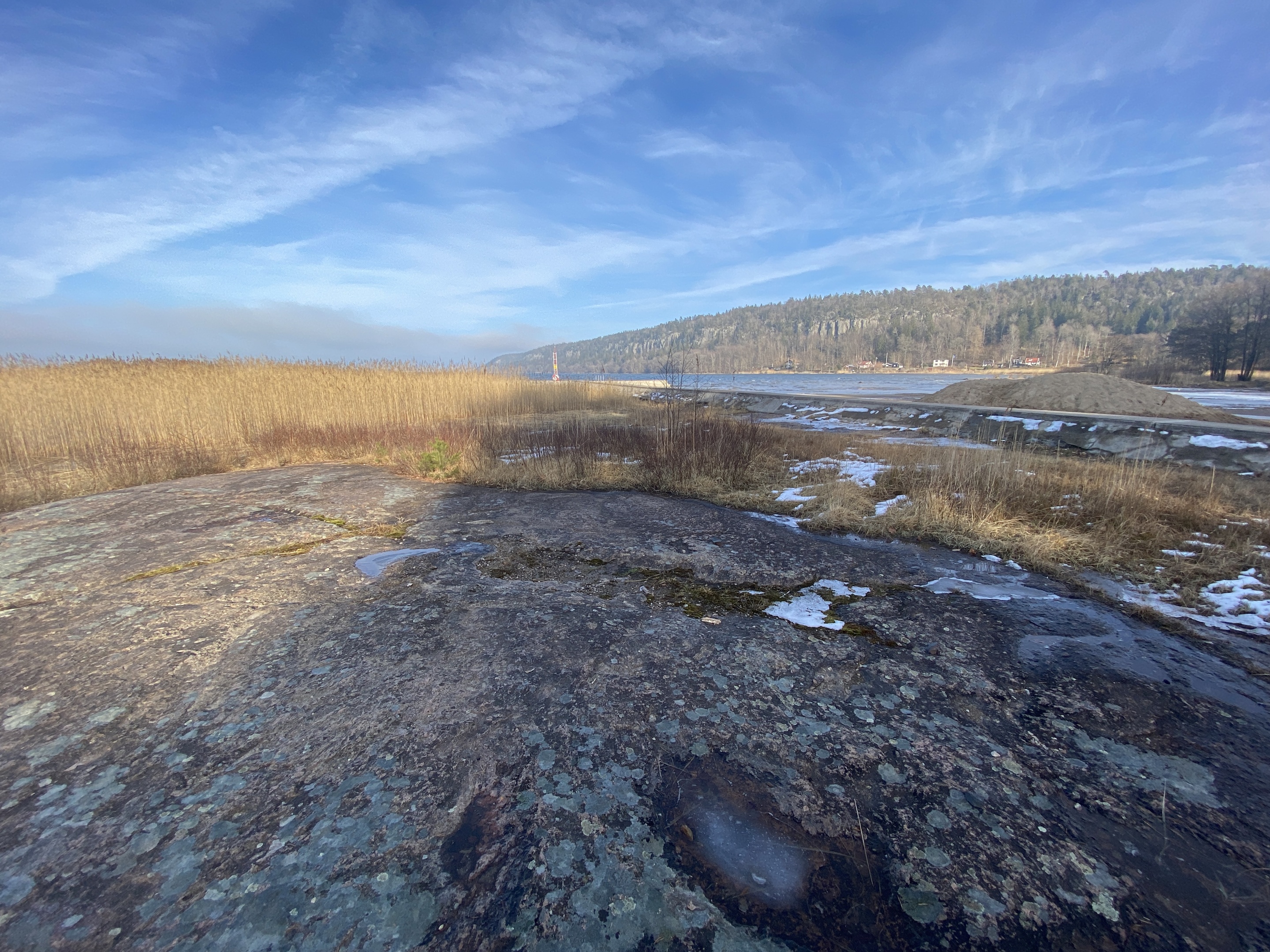 Stenhällen med böljeslagsmärken.