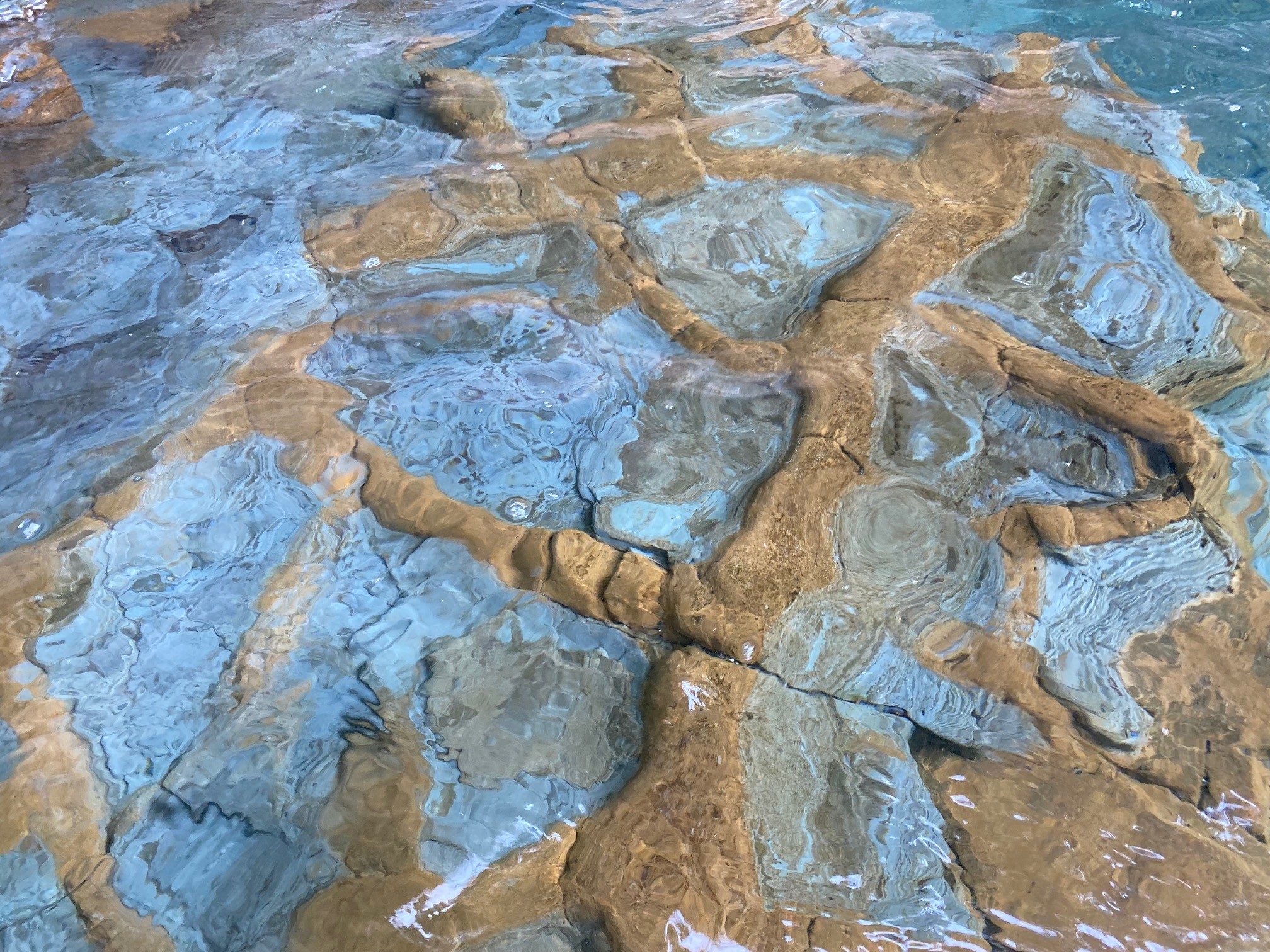 Stenhällen med vulkanaska