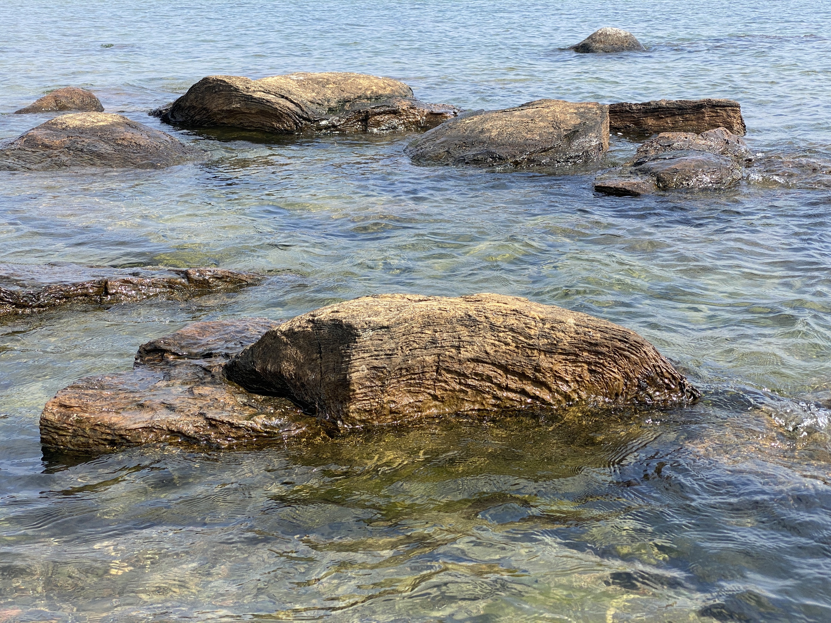 Stenhällen med böljeslagsmärken.