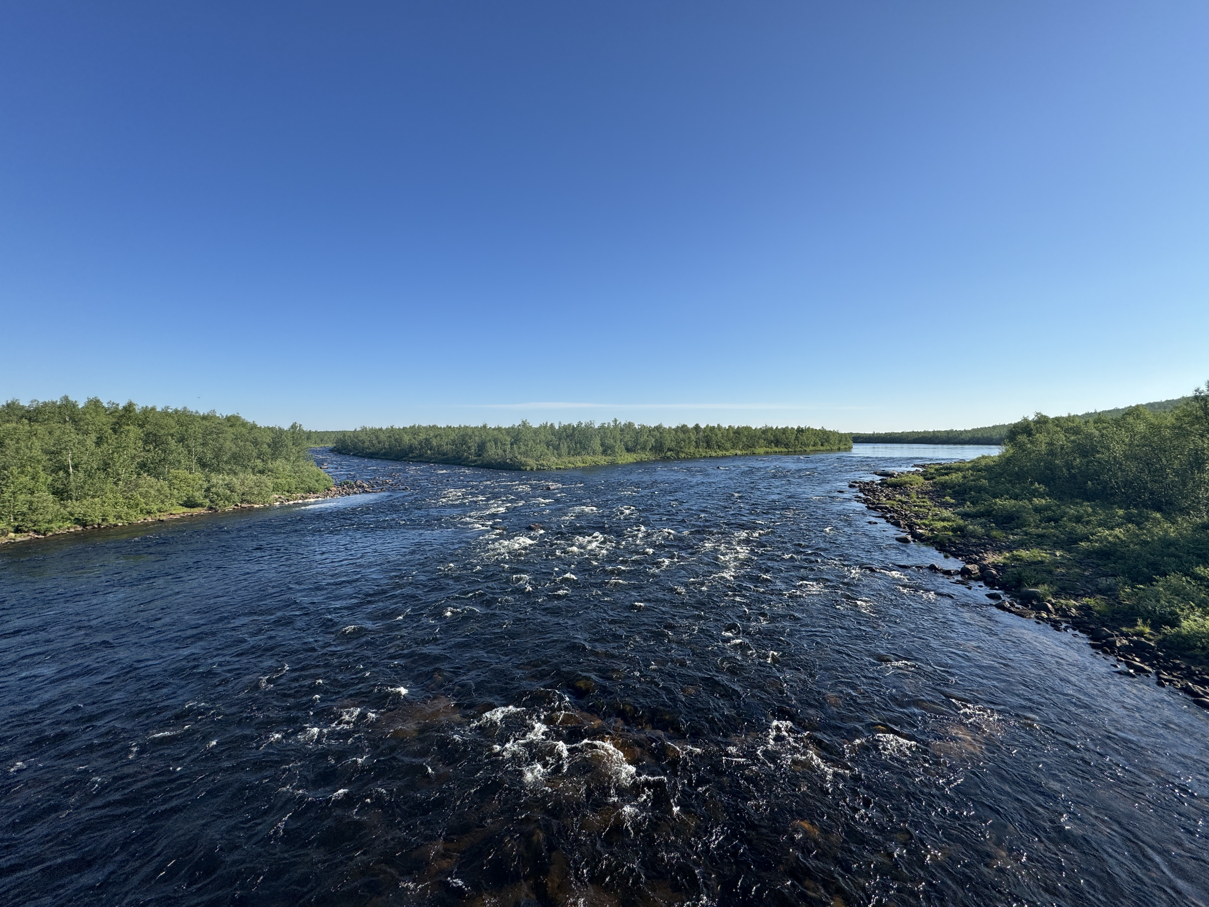 Stenhällen med böljeslagsmärken.