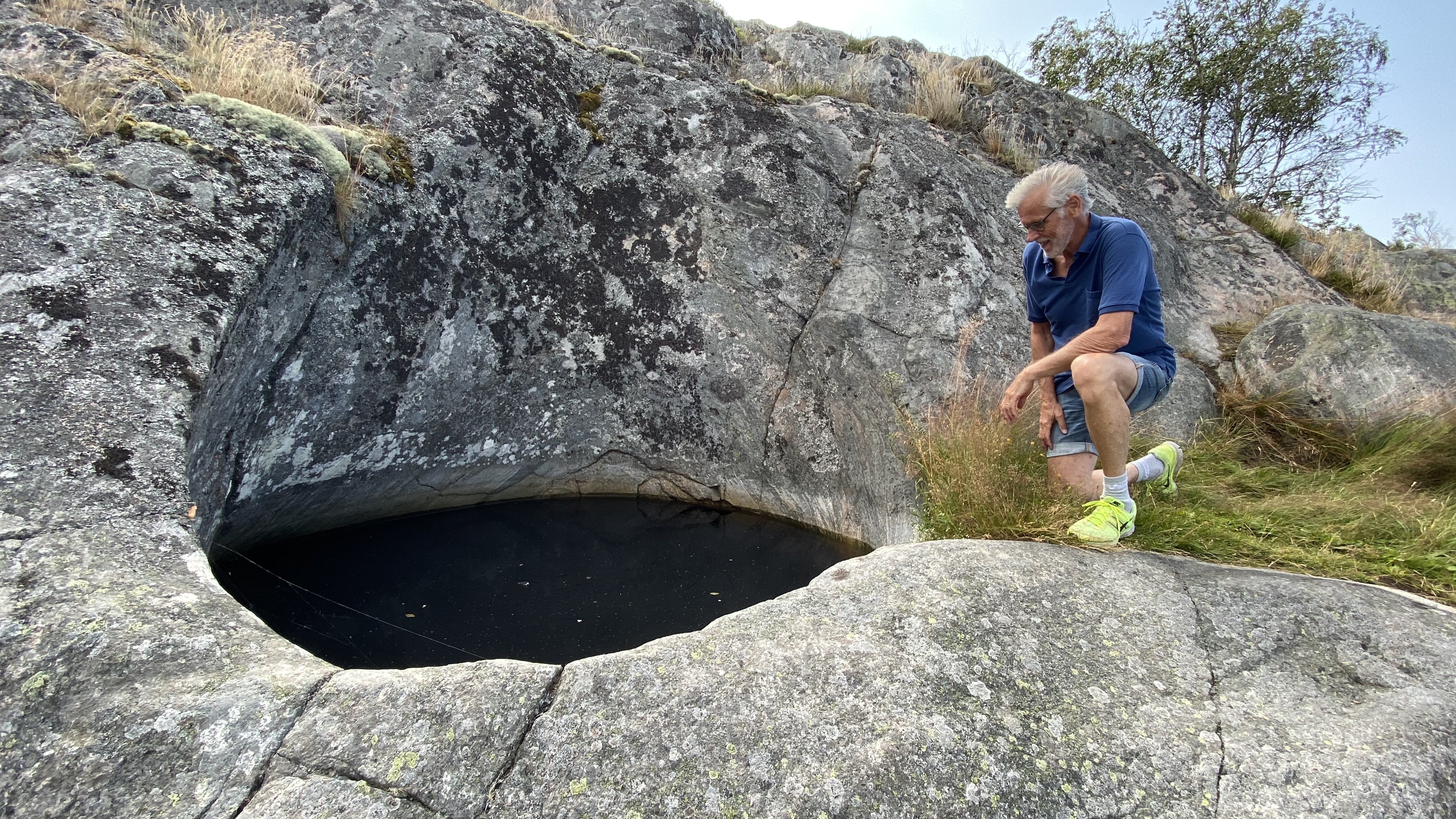 Stenhällen med böljeslagsmärken.