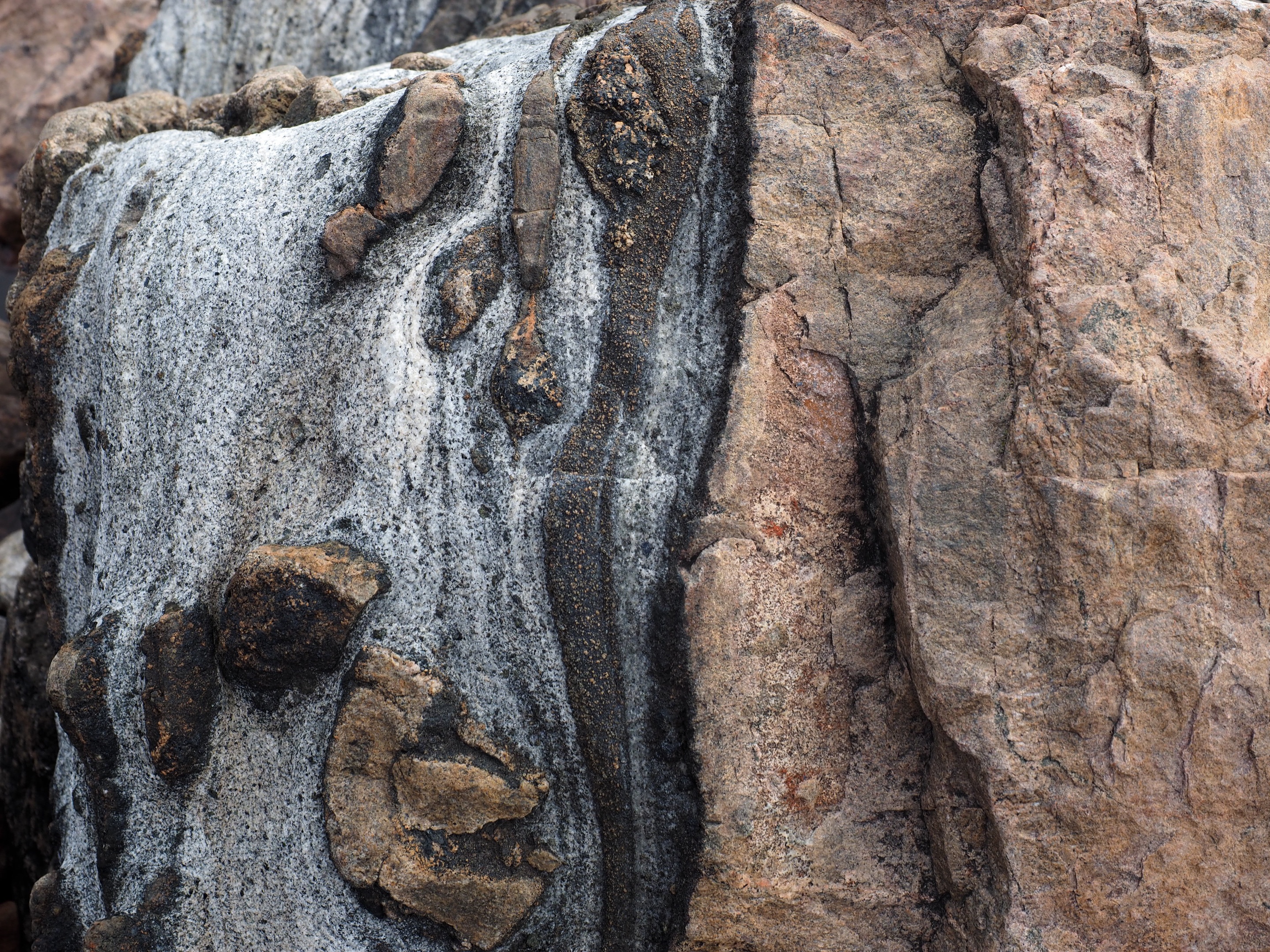 Stenhällen med böljeslagsmärken.