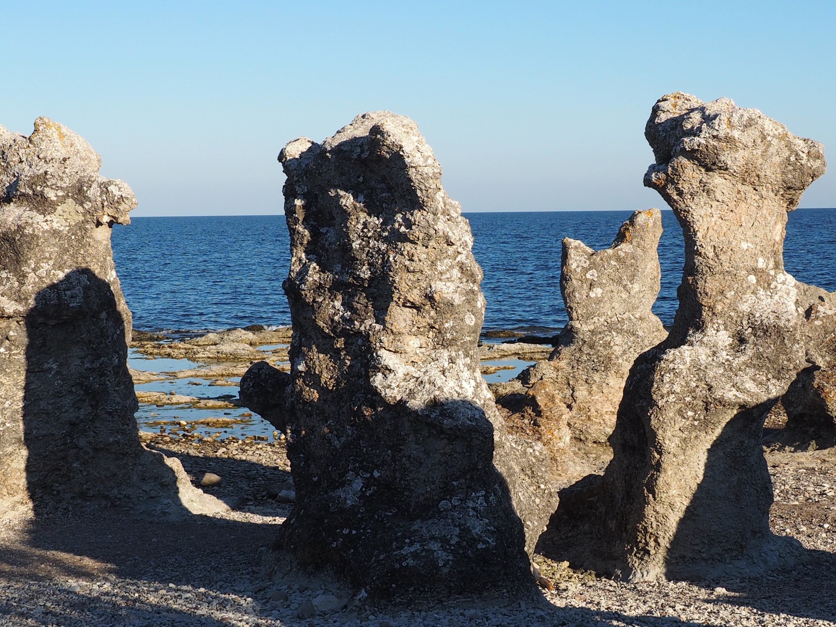 Stenhällen med böljeslagsmärken.