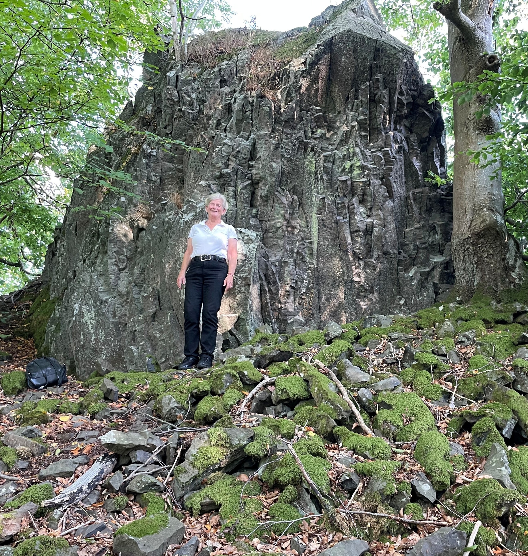 Stenhällen med böljeslagsmärken.