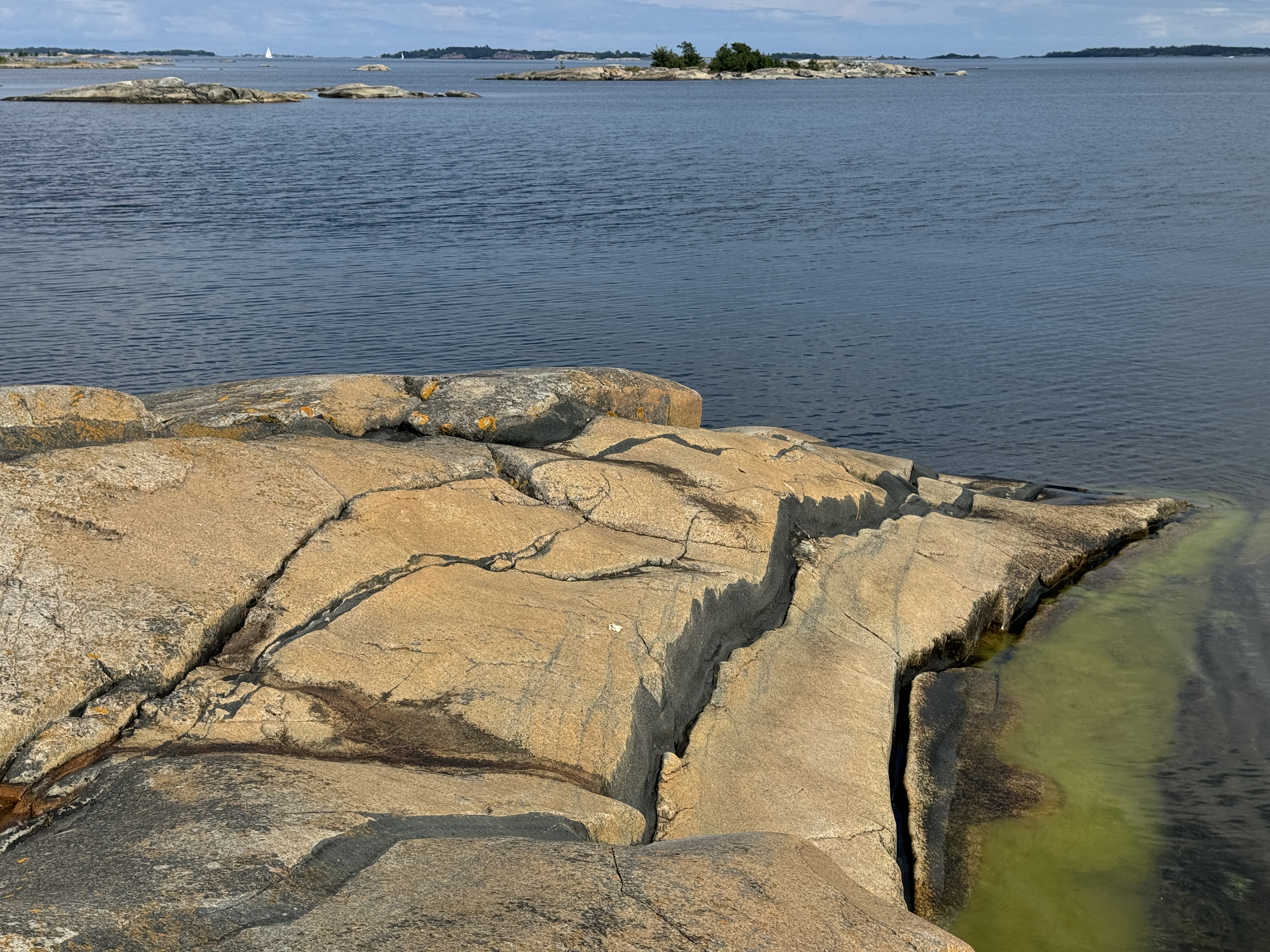 Stenhällen med böljeslagsmärken.
