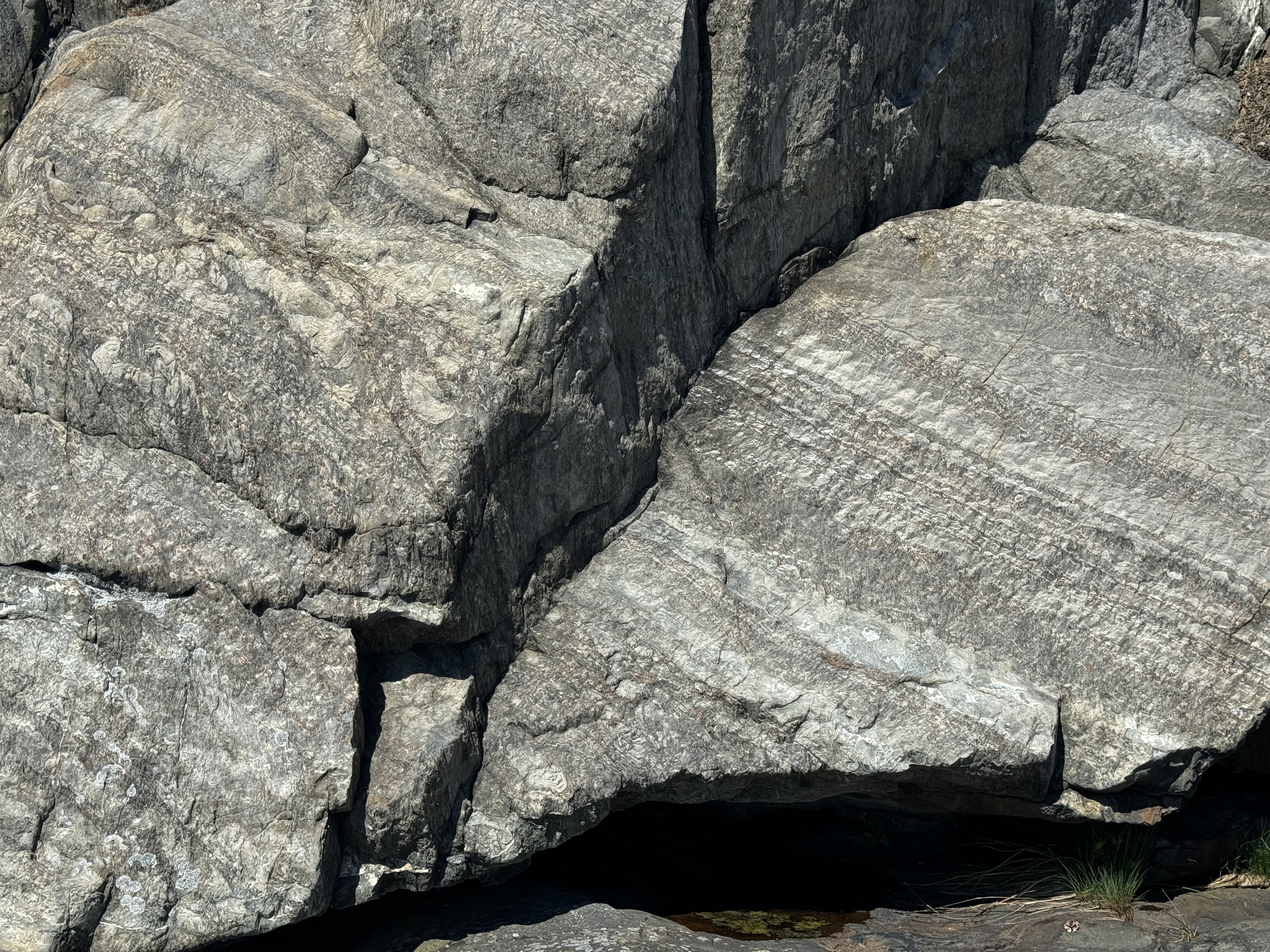 Stenhällen med böljeslagsmärken.