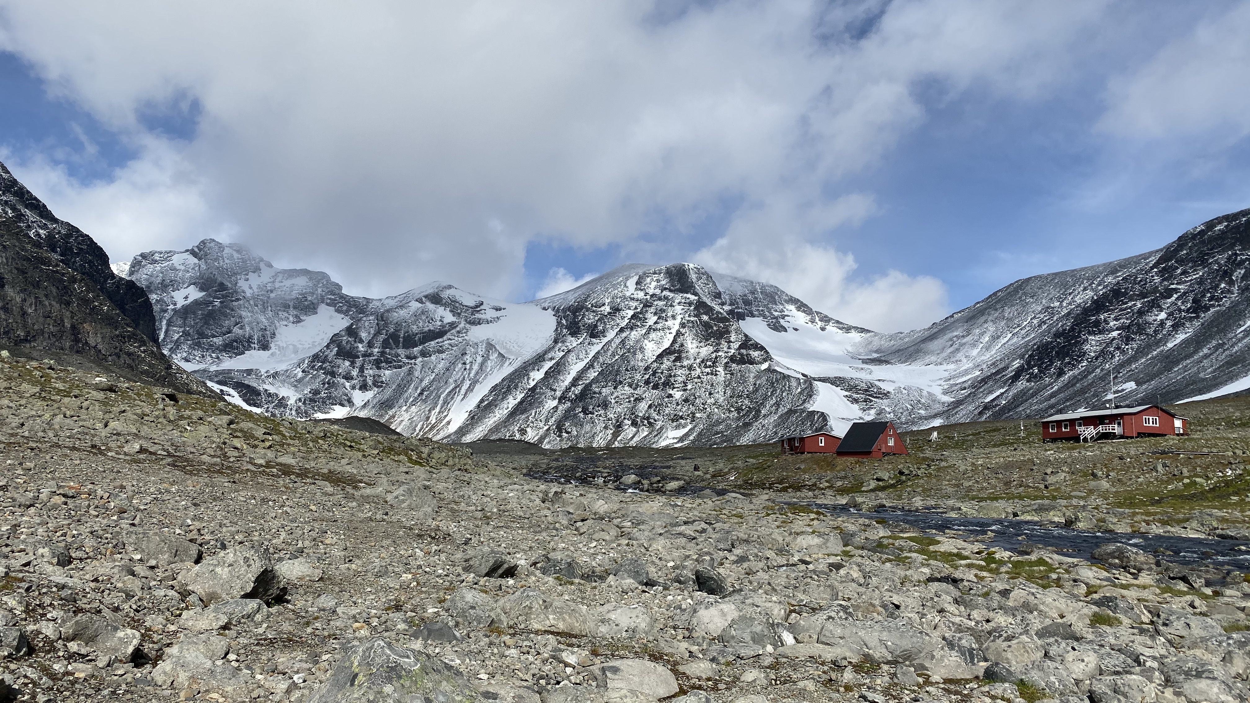 Stenhällen med böljeslagsmärken.